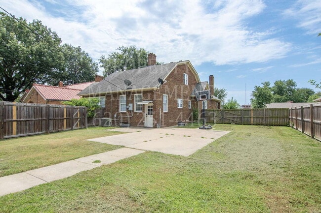 Building Photo - Spacious 4-Bedroom 2-Bathroom Home