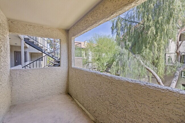 Building Photo - "Spacious 2-Bed, 2-Bath Condo Retreat in the Heart of Las Vegas!"