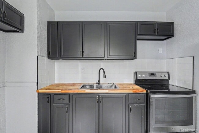 Building Photo - 5217 Lakeview St
