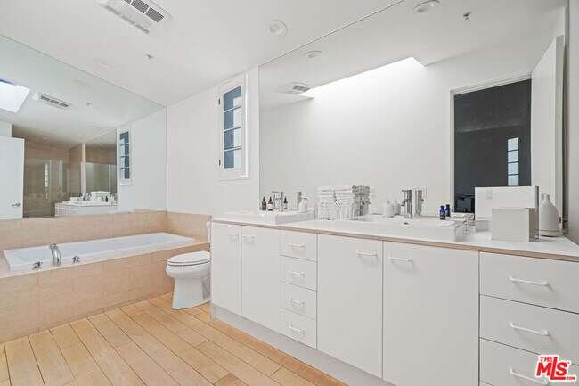 Building Photo - 2100 Abbot Kinney Blvd