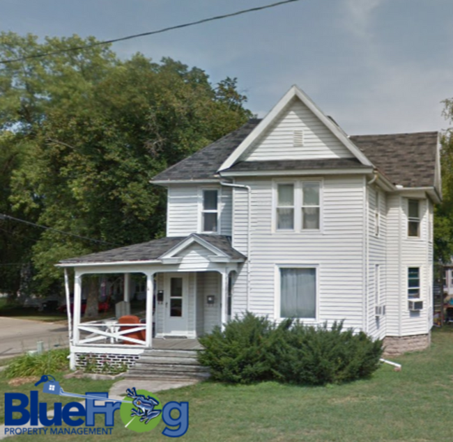 Building Photo - 735 Metomen St