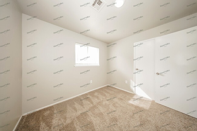 Building Photo - 2401 Piccadilly Cir