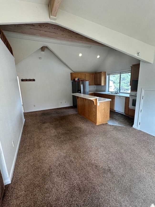 Building Photo - Super cute upstairs apartment available no...