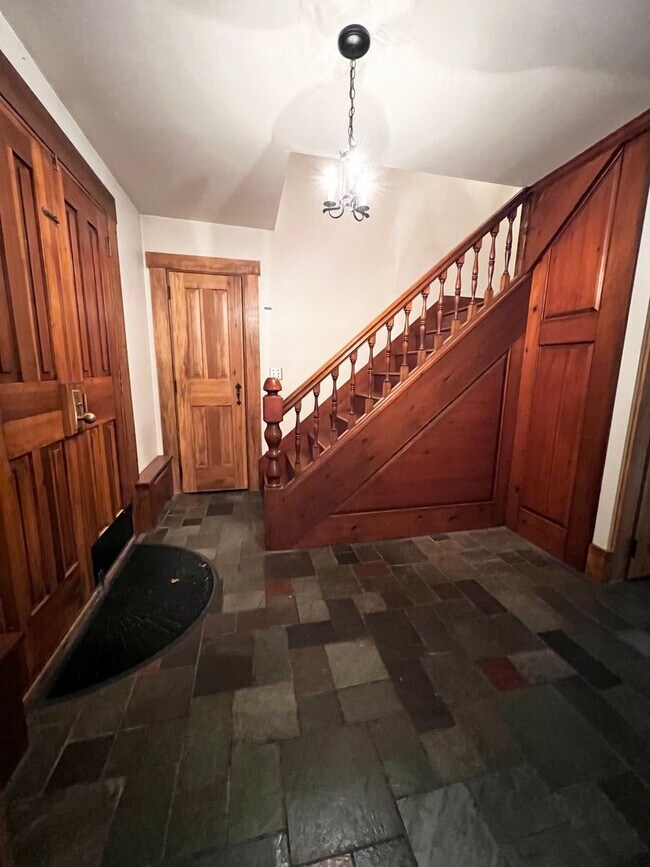 Building Photo - Private single family home for rent in East haddam