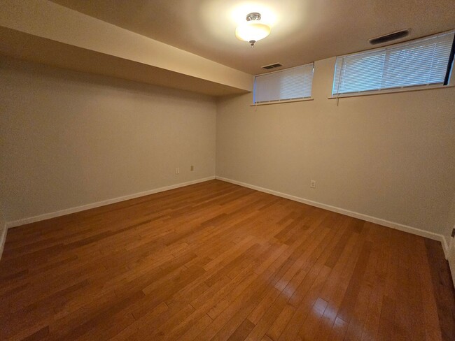 Building Photo - WASHINGTON SQUARE 2 BED 2 BATH BILEVEL APA...