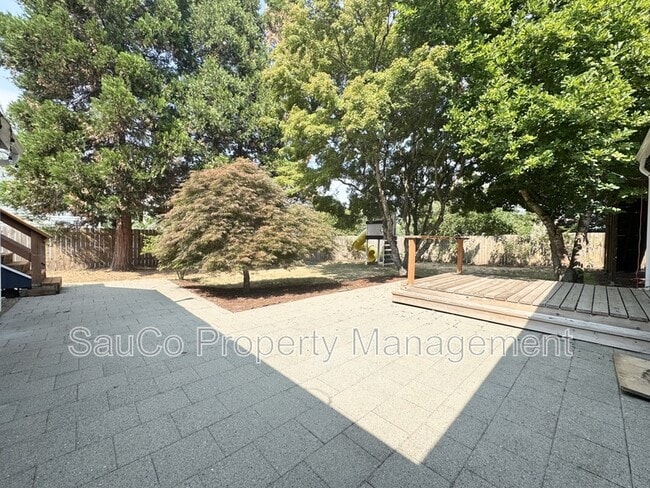 Building Photo - 6543 SE Borwick St