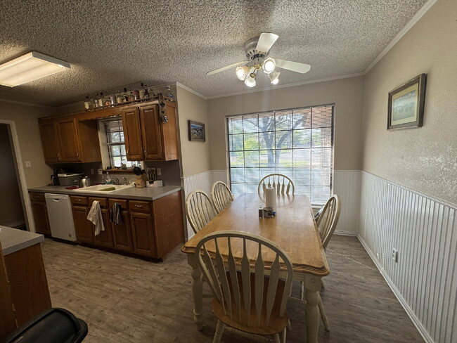 Building Photo - 3 bedroom 2 bath on corner lot!