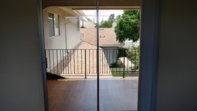 Building Photo - 2813-2819 N. West Ave 4-Plex - 611