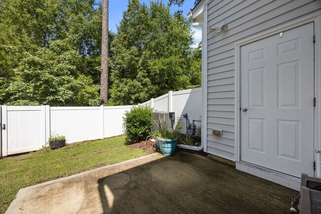 Building Photo - Gorgeous and Spacious 3 Bedroom Townhome, ...