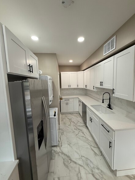 Kitchen - 1629 W Granville Ave