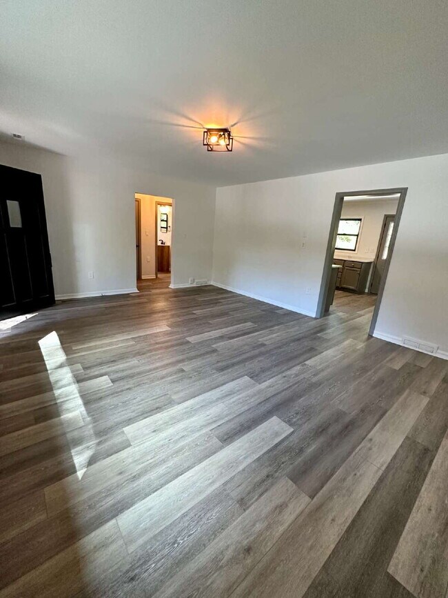 Building Photo - "Charming 2-Bed Gem with Granite Elegance ...