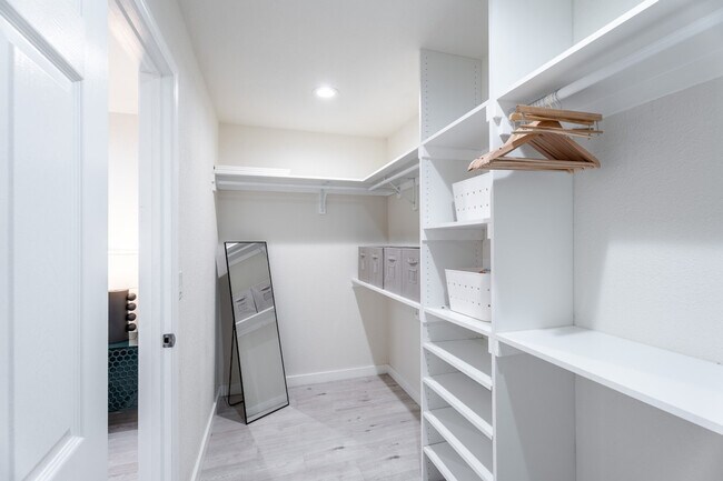 Building Photo - 2359 Oakwood Dr