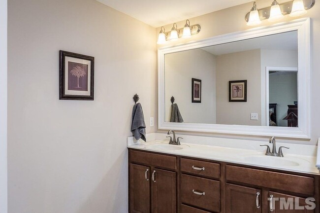 Building Photo - Charming 3BD, 2.5BA Raleigh Townhouse with...
