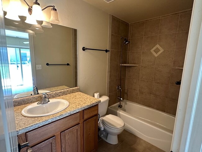 Building Photo - 3 bed 2 bath townhome!