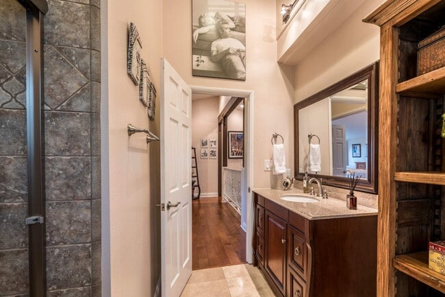 Building Photo - 5734 Fairview Pl