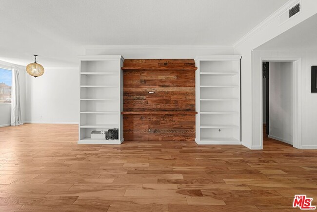 Building Photo - 10671 Holman Ave