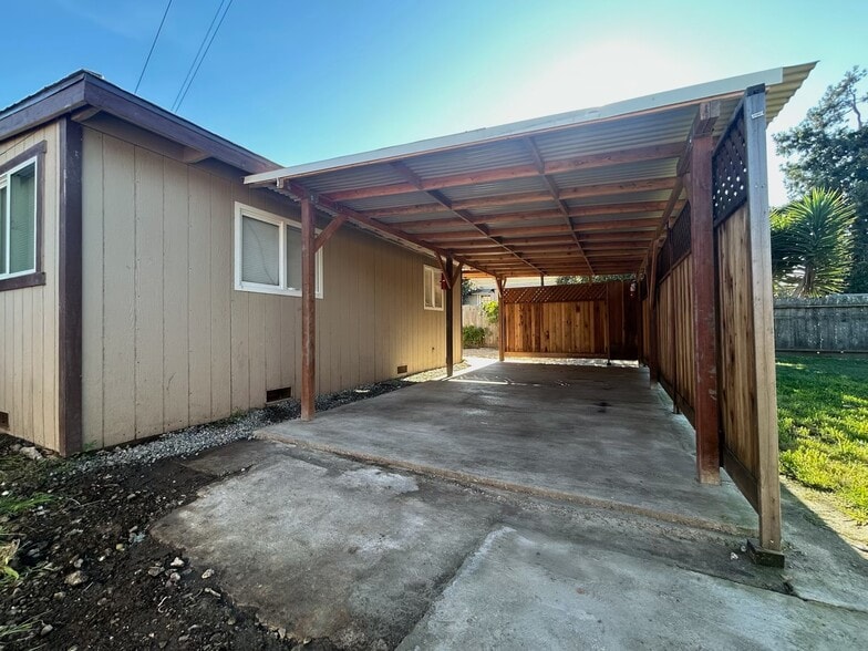 Building Photo - 425 Hyland Dr