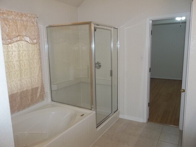 Building Photo - 2703 Kinney Dr