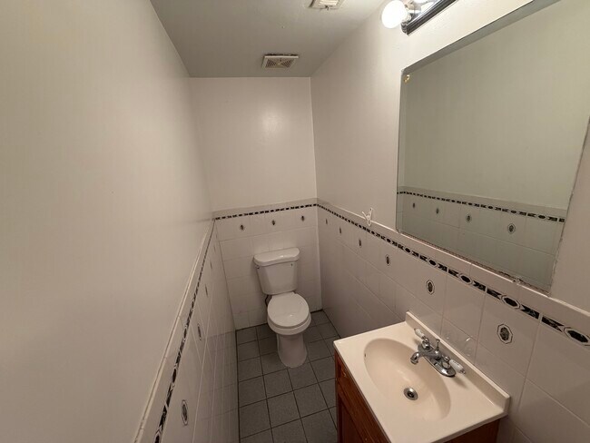 Building Photo - 121 Kellogg St