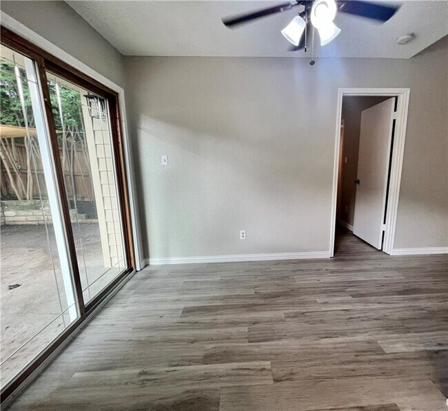 Building Photo - 5305 Summer Cir