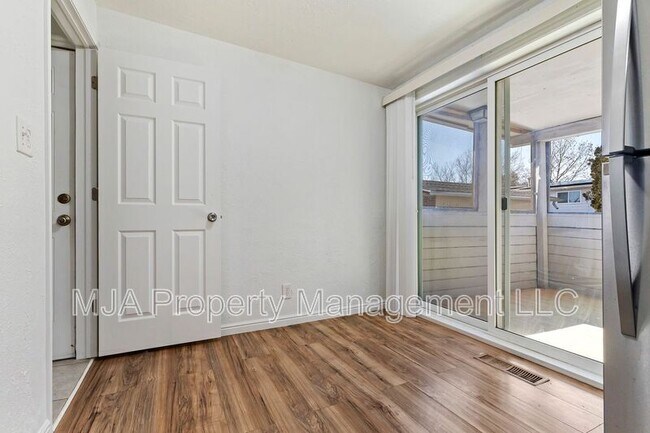 Building Photo - 443 Dorothea Way