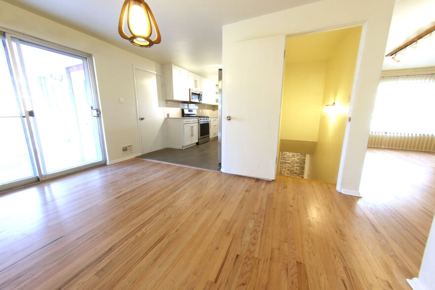 Dining area - 3249 Salem St