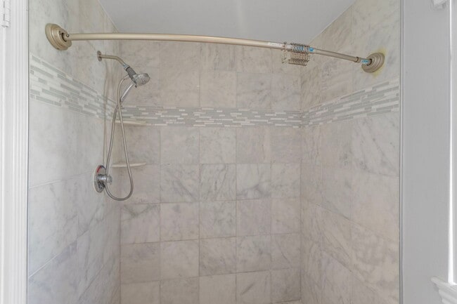 Building Photo - Stunning 2 bedroom *LAKE VIEW* condo for r...