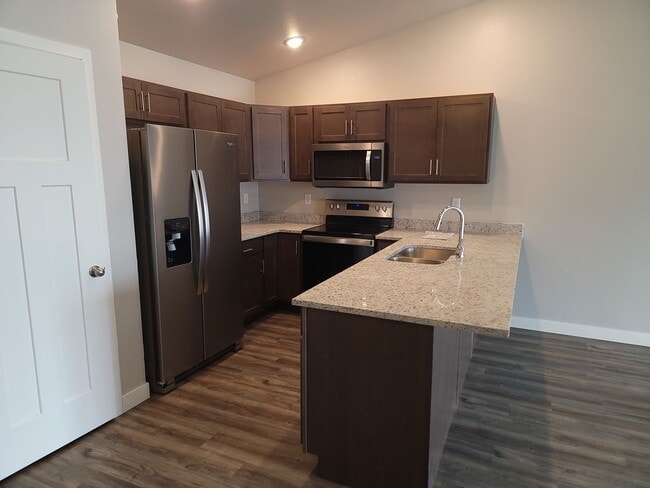 Building Photo - 3 bedroom 2 bathroom townhome with 1 car garage