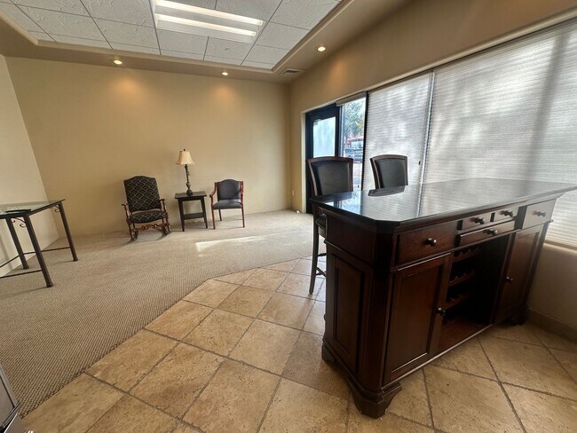 Building Photo - Large 1 bed / 1 bath Condo on North End of Town