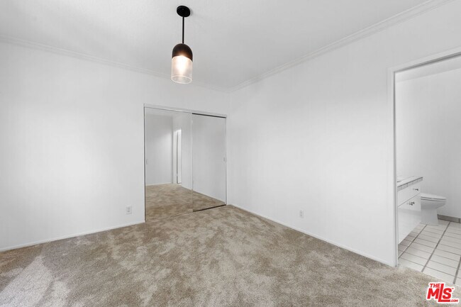 Building Photo - 222 7th St