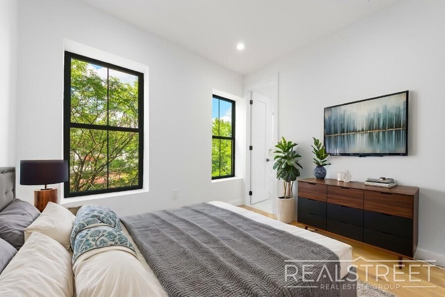 Building Photo - 3 Bed 3 Bath with W/D in unit!