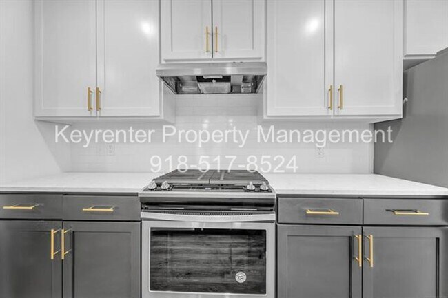 Building Photo - 7104 S Kalanchoe Ave