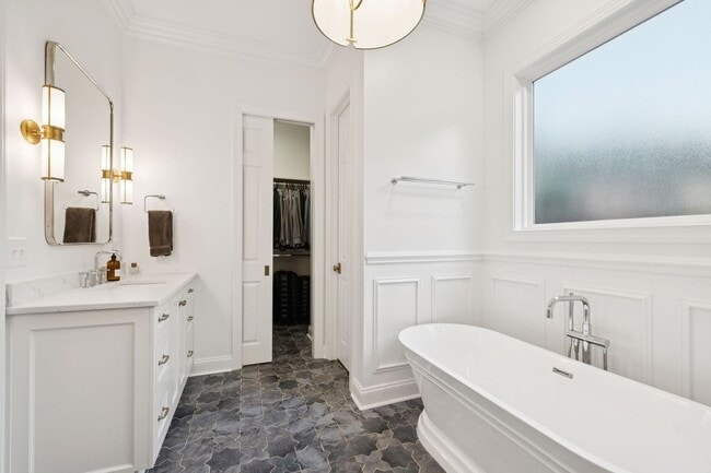 Building Photo - Luxury Executive Rental in Highlands of La...