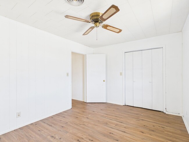 Building Photo - Unit 8