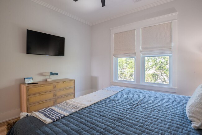 Building Photo - OFF-SEASON FURNISHED BEACH HOUSE AVAILABLE THRU BEGINNING OF APRIL