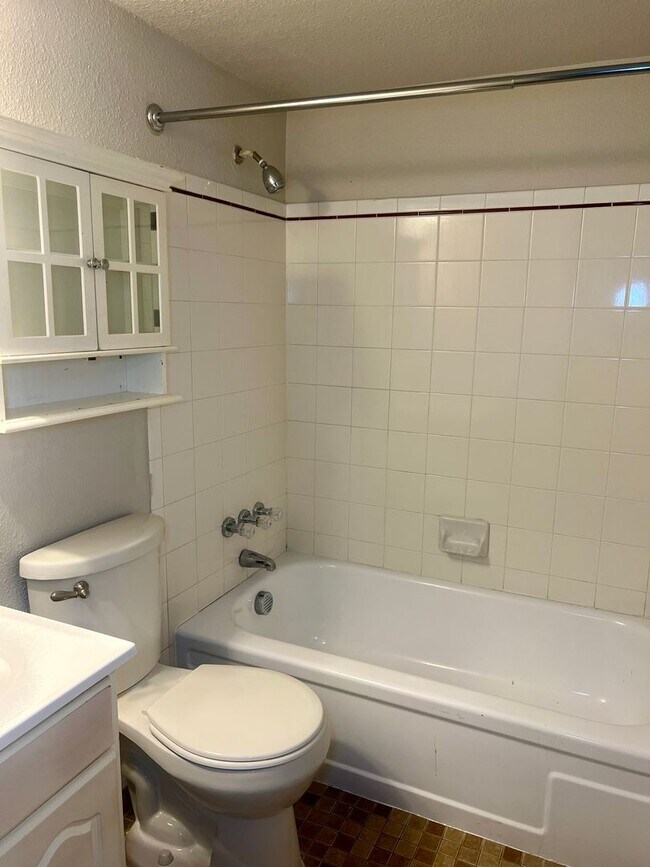 Building Photo - 3 Bedroom available Near Cherry Creek State Park!