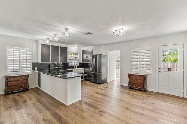 Building Photo - Eustis 2/2 w/ attached 1/1 In-law Suite.