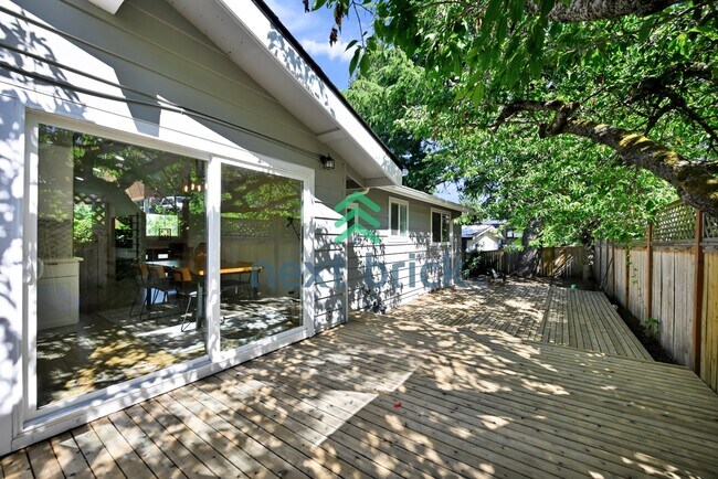 Building Photo - "Spacious 4-Bedroom Retreat with 3 Baths in the Heart of Kirkland – 2,480 Sq. Ft. of Pure Comfort!"