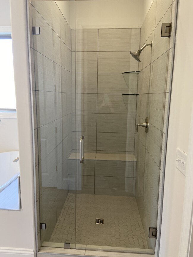 primary suite on main level with separate soaking tub - 1026 October Park Way
