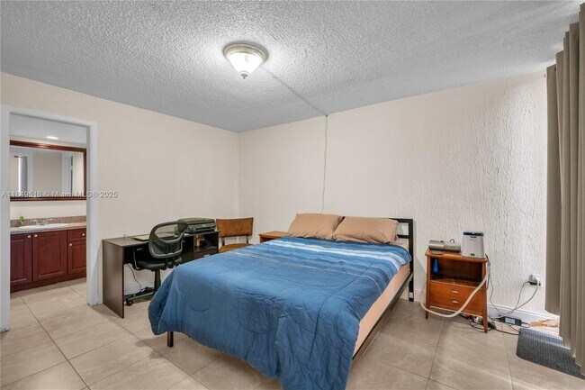 Building Photo - 10400 SW 108th Ave