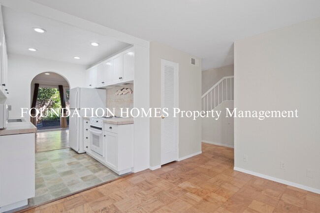 Building Photo - Spacious 3BR End Unit with Enclosed Patio, Balcony & Community Amenities!  FOUNDATION