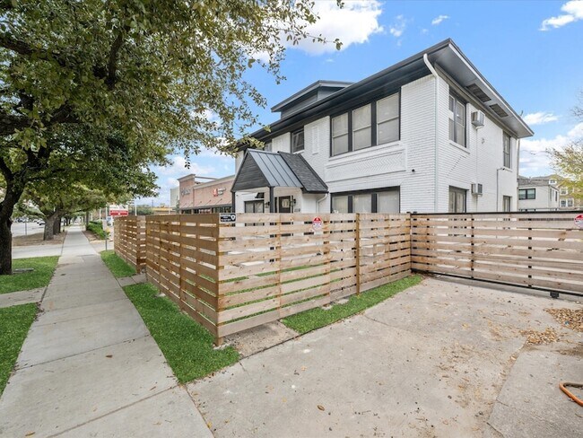 Building Photo - 1119 Waugh Dr