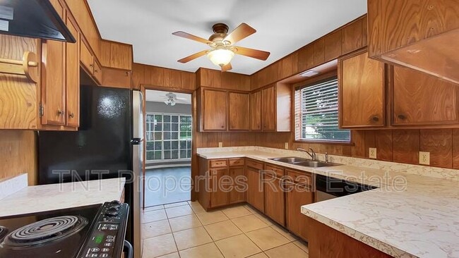 Building Photo - 1103 Glade St