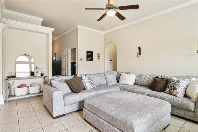 Building Photo - 3906 Las Bahias Dr