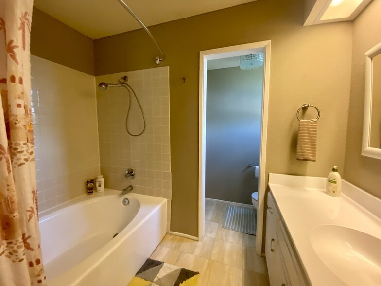 Primary bathroom - 802 Magnolia Ave