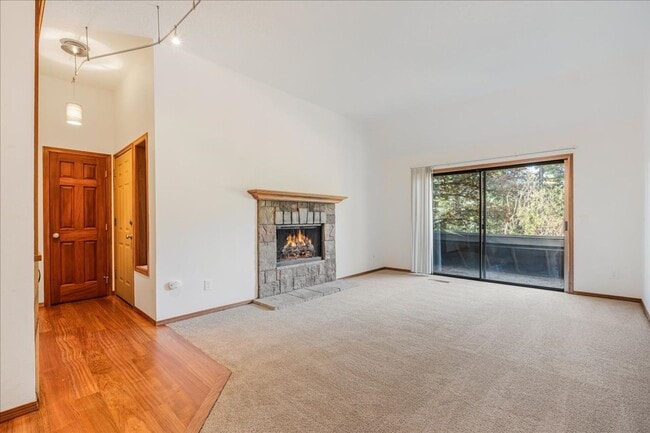 Building Photo - Lovely 3 bedroom, 2.5 bath townhouse with ...