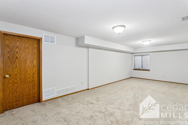 Building Photo - Spacious 3 Bedroom off of North Rock!