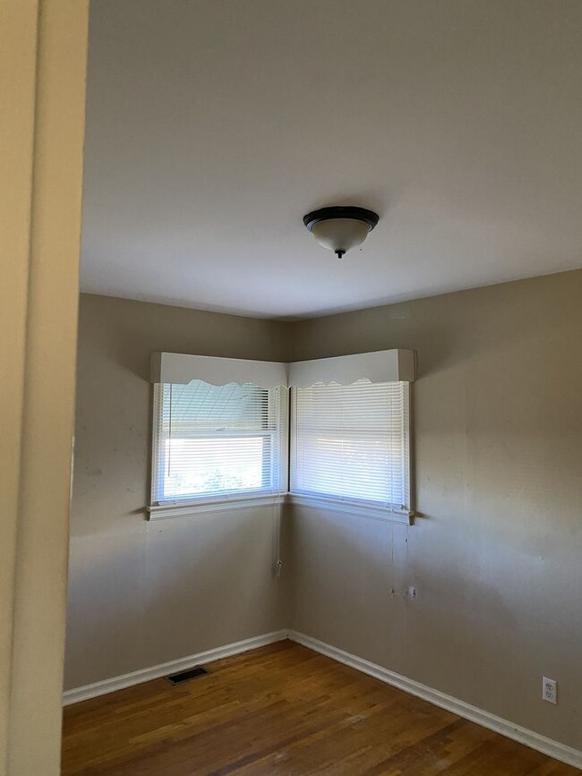 Building Photo - Three bedroom 1.5 bath home