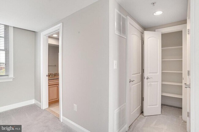 Building Photo - 906 Slaters Ln