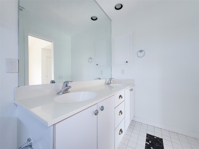 Building Photo - 2605 Calumet St